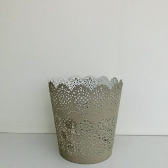 Vaso di latta finemente decorato