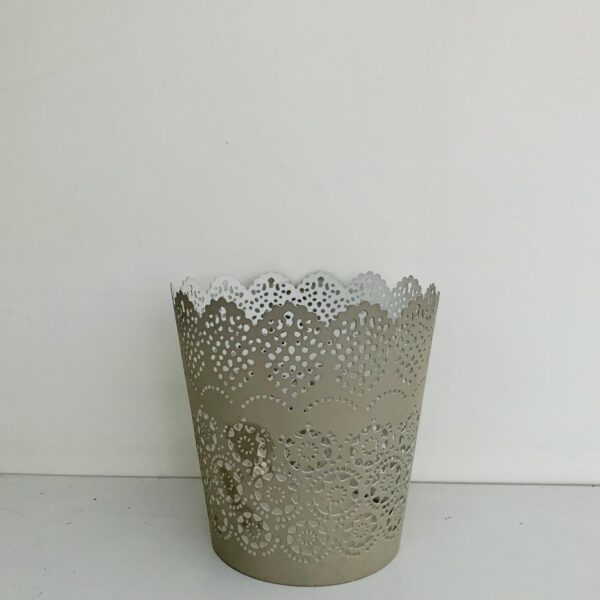 Vaso di latta finemente decorato
